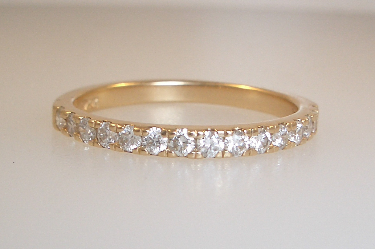 14k Yellow Gold Classic Diamond Band