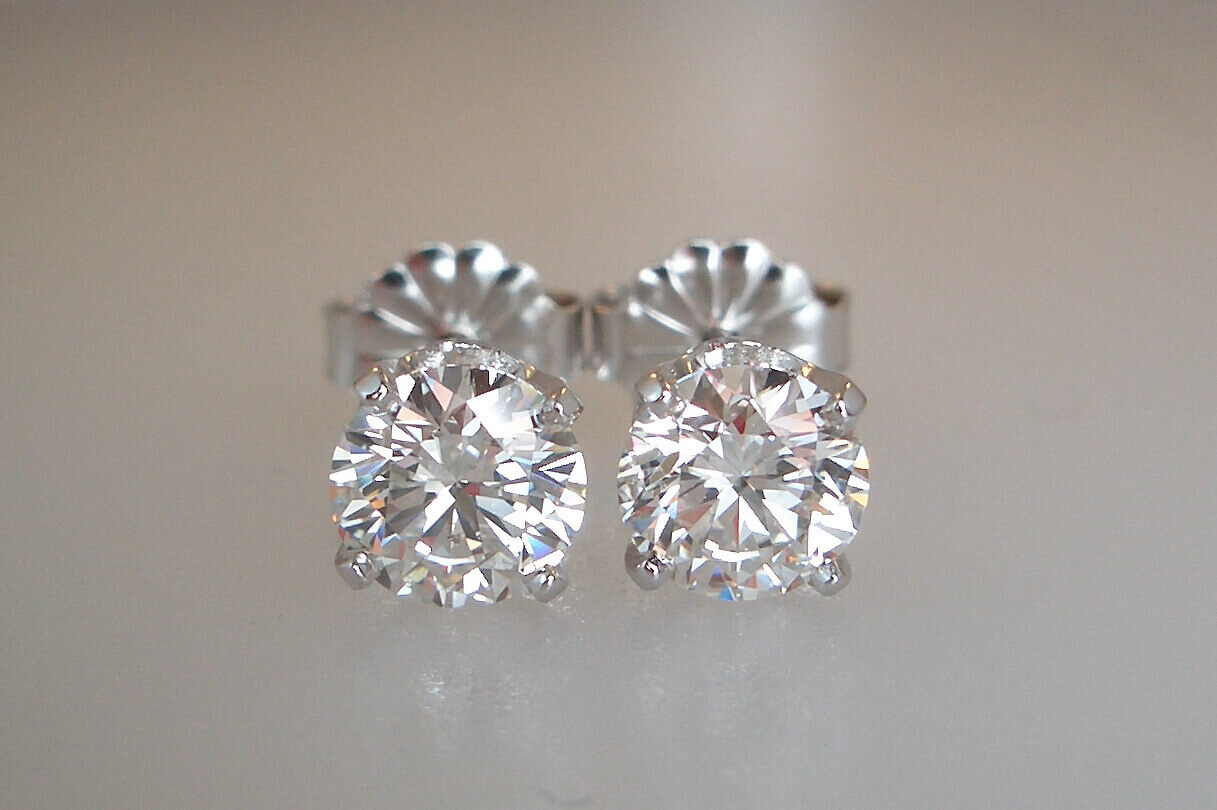 Classic_Diamond_Studs