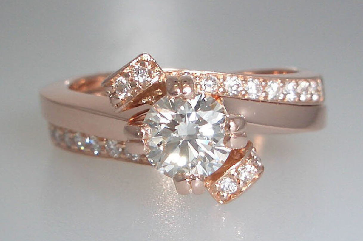 Rose gold band with little and big diamond